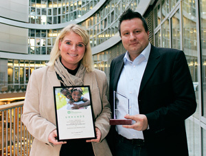 Alexandra Mau und Marcus Reitz von der SuperComm Data Marketing GmbH freuen sich über die erneute Titelverteidigung.