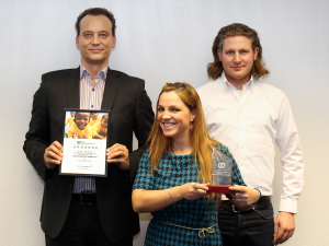 Die stolzen Gewinner bei der Preisverleihung, v.l.n.r.: Christian Uschald, Labinota Ramiqi und Giuseppe Luisi (alle Arena Direkt GmbH)
